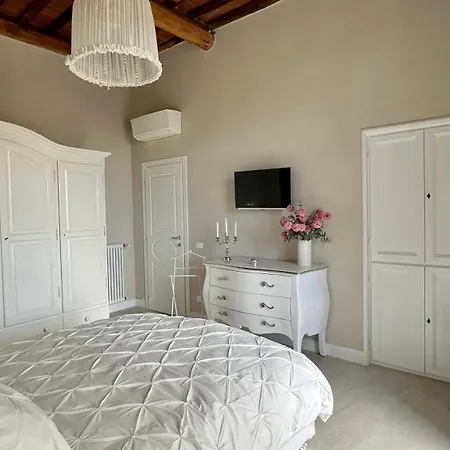 Belvedere Luxury Apartment, View On The Walls ルッカ